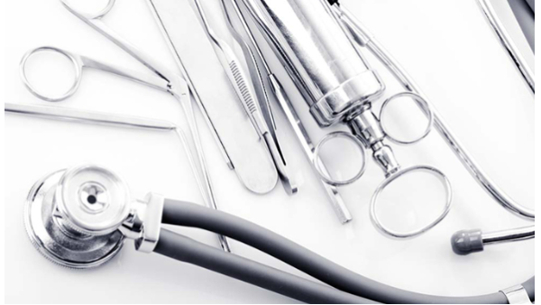 What is the definition and classification of medical devices?